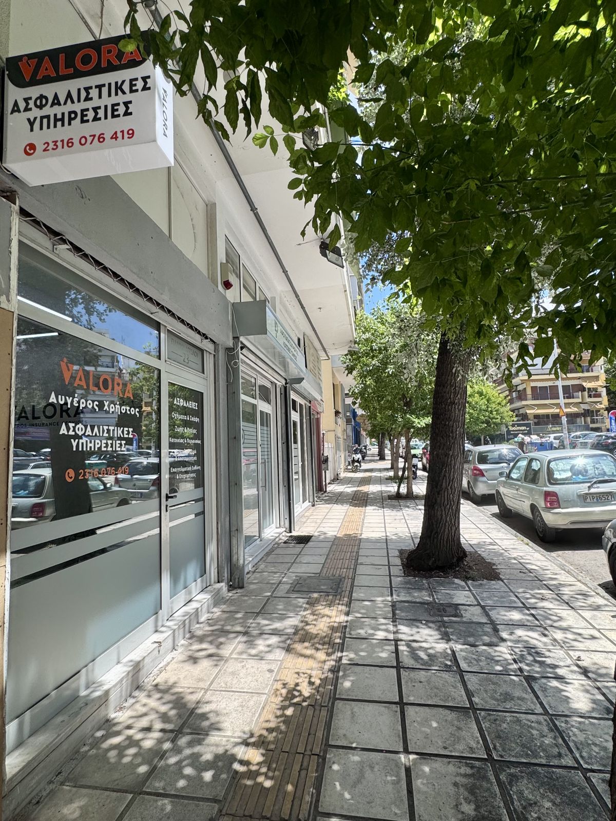 Ο δεντρόφυτος πεζόδρομος μπροστά στο γραφείο